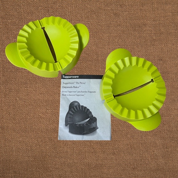 Tupperware Hot Pocket Turnover Empanada Dumpling Pie Maker! Lime Green 2 Pc Set - Picture 2 of 2